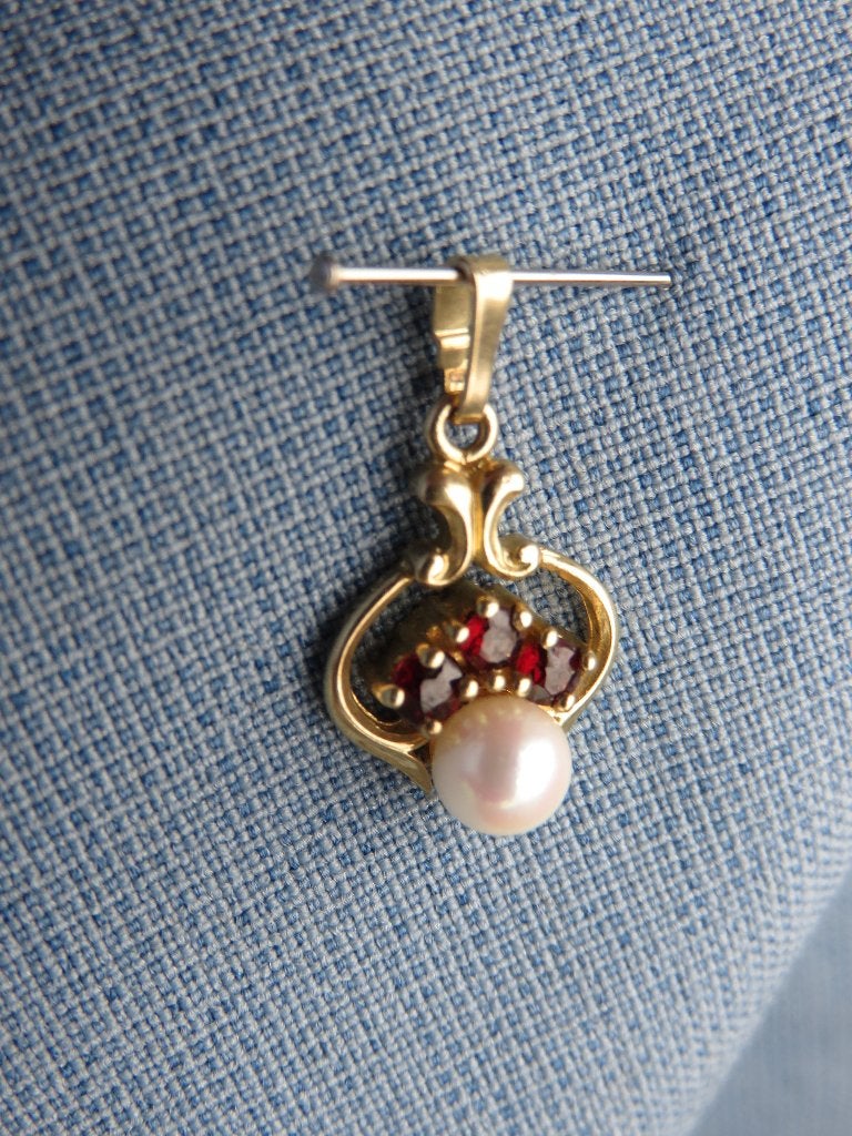 Hanger met granaat steentjes en parel in 8 karaat goud, Ophalen of Verzenden, Zo goed als nieuw, Goud, Goud