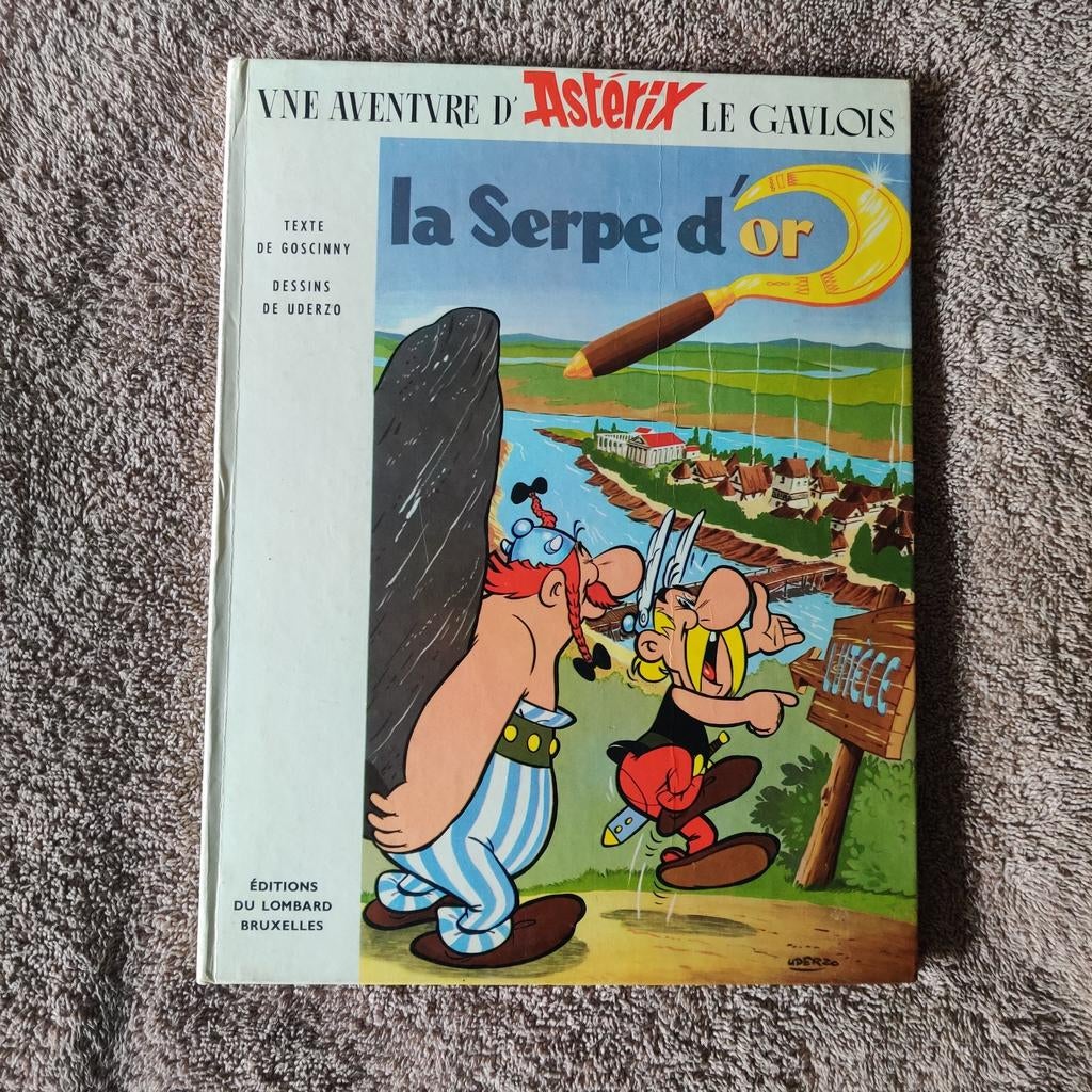 Asterix en de Gouden Sikkel - Waterschade, goed leesbaar, Boeken, Eén stripboek, Ophalen of Verzenden, Gelezen