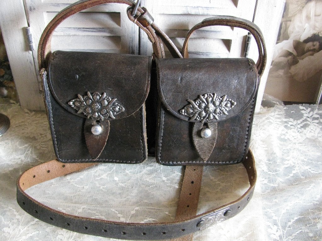 Oude Dubbele Munitie ? Tas met Zilver Kleurige Ornamenten, Verzenden
