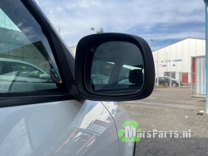 Buitenspiegel rechts van een Suzuki Swift