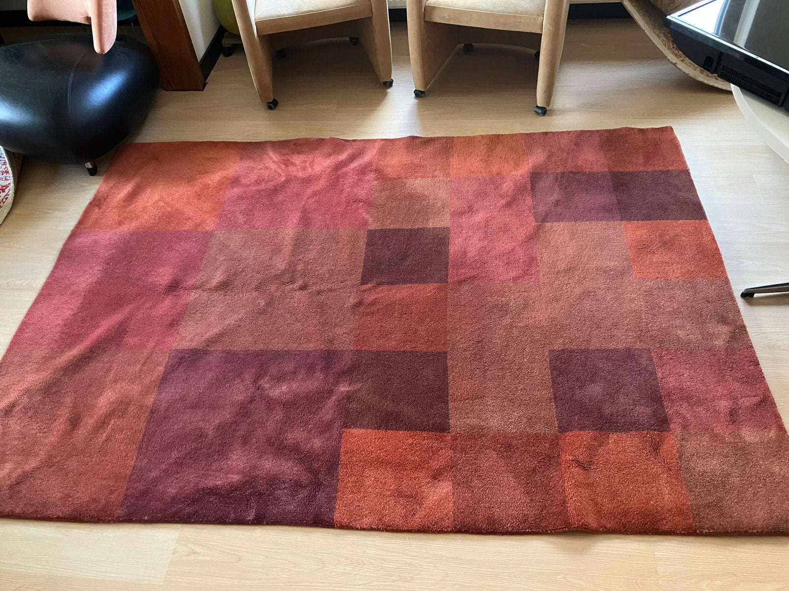 Wollen vloerkleed met rode vlakken, Huis en Inrichting, Stoffering | Tapijten en Kleden, Ophalen, 150 tot 200 cm, 200 cm of meer