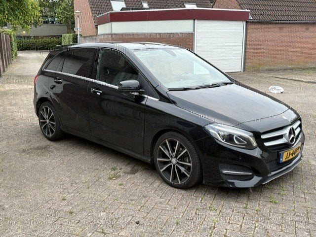 Mercedes-Benz B-Klasse 1.6 B180 5DRS 2016 Zwart Prestige, Auto's, Mercedes-Benz, Voorwielaandrijving, 4 cilinders, Leder en Stof