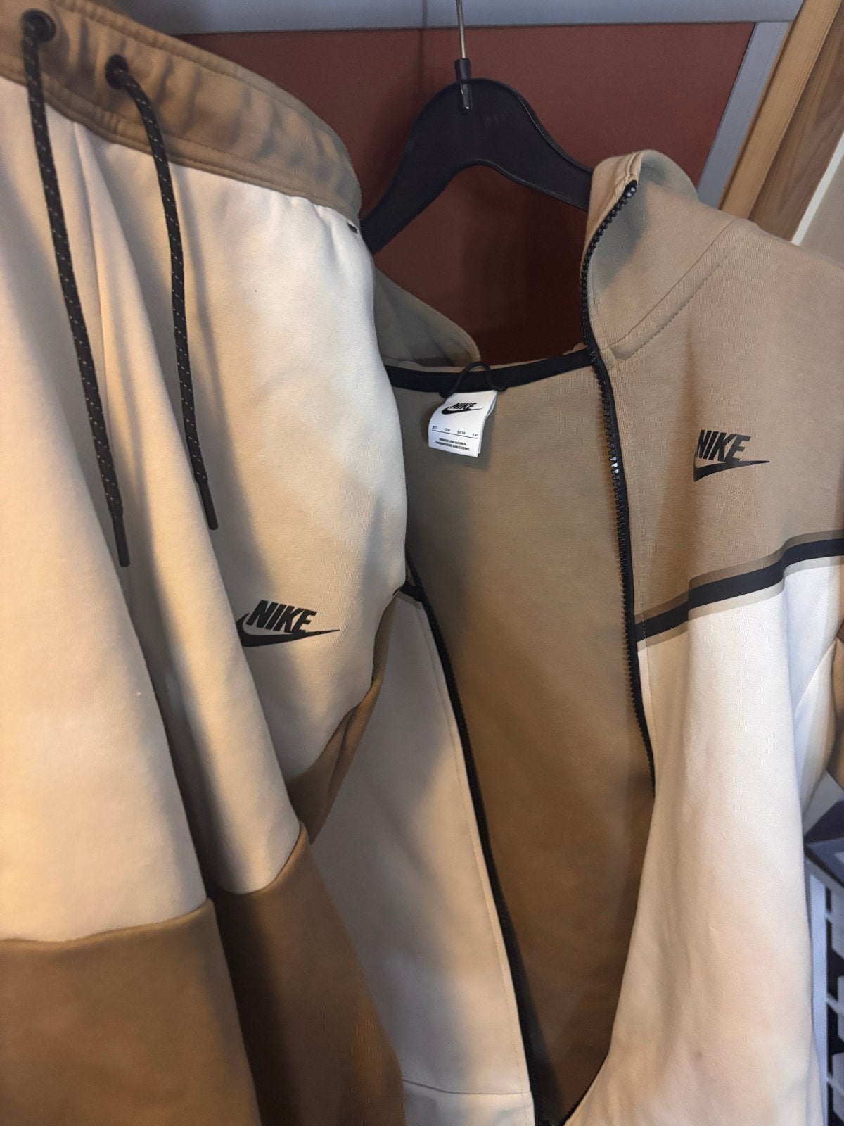 Nike Tech Fleece trainingspak - Zo goed als nieuw, Kleding | Heren, Sportkleding, Beige, Ophalen of Verzenden, Zo goed als nieuw