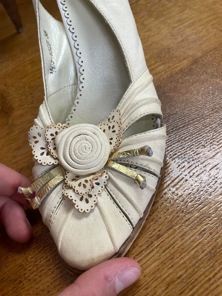 Flora Collection crèmekleurige pumps maat 38, Ophalen of Verzenden, Gedragen, Overige kleuren, Pumps