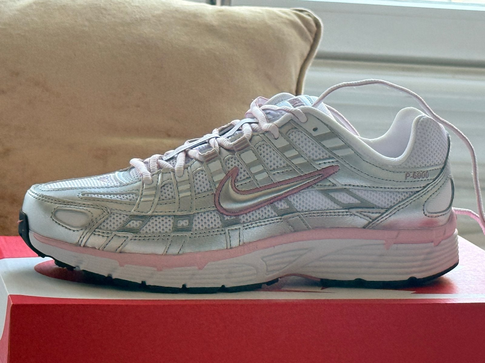 Nike P6000 Dames Sneakers - Zilver/Roze - Maat 40 - Nieuw, Kleding | Dames, Verzenden, Nieuw, Sneakers of Gympen, Roze