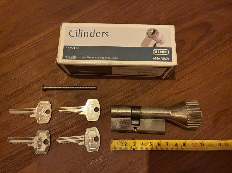 DOM Cilinderslot met 4 sleutels en schroef, Ophalen of Verzenden, Gebruikt, IJzer, Slot