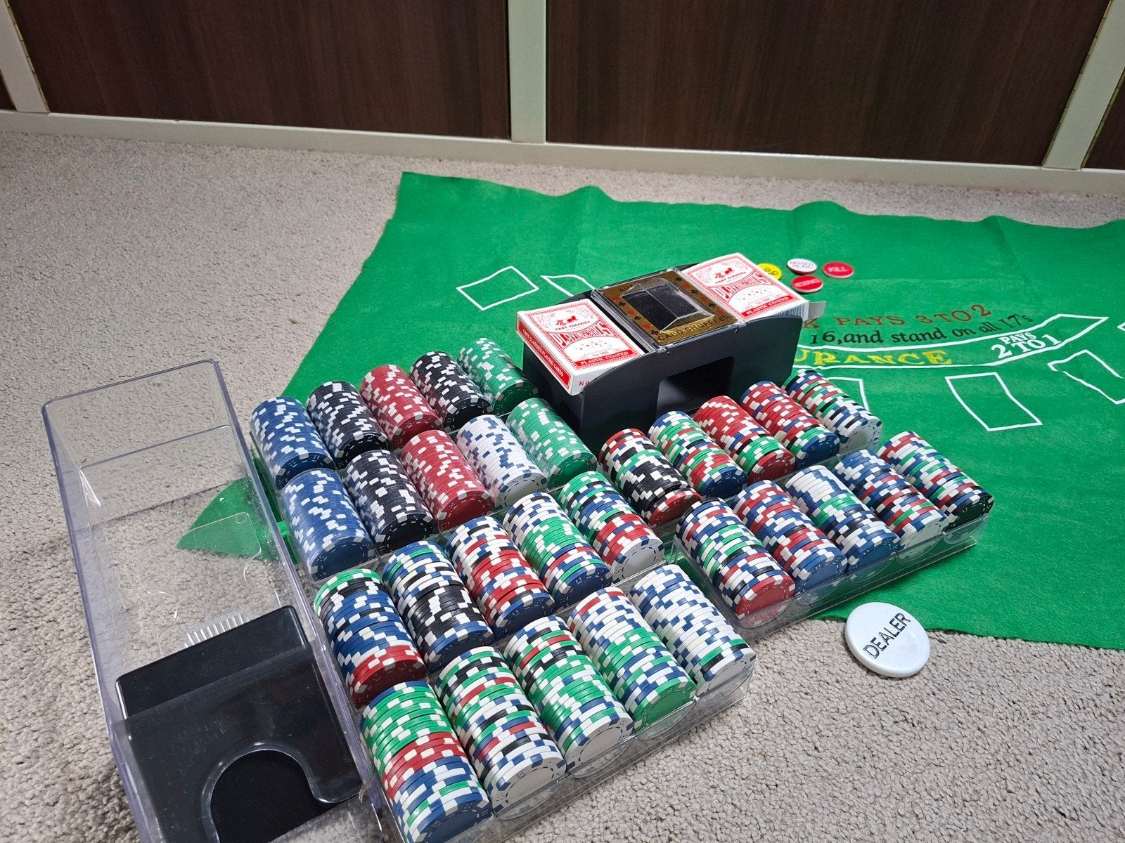 Pokerset compleet met 600 fiches en kaartschudmachine, Vijf spelers of meer, Ophalen of Verzenden, Gebruikt