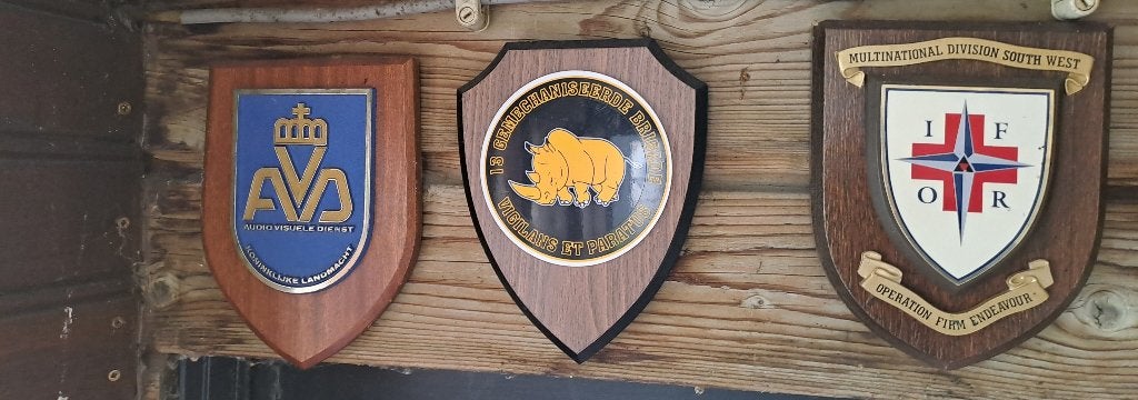 schildjes militaria 12 stuks in een koop, Ophalen of Verzenden, Landmacht, Nederland, Overige typen