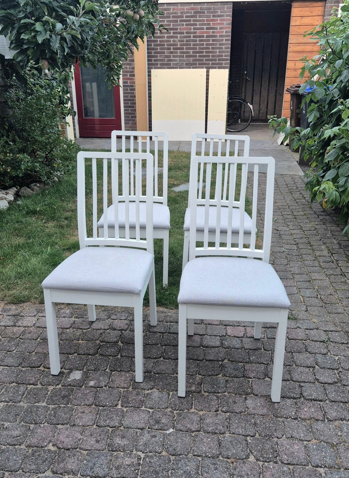 4 Ikea Ekedalen stoelen wit met grijze en blauwe hoezen, Huis en Inrichting, Stoelen, Ophalen, Gebruikt, Modern, Scandinavisch