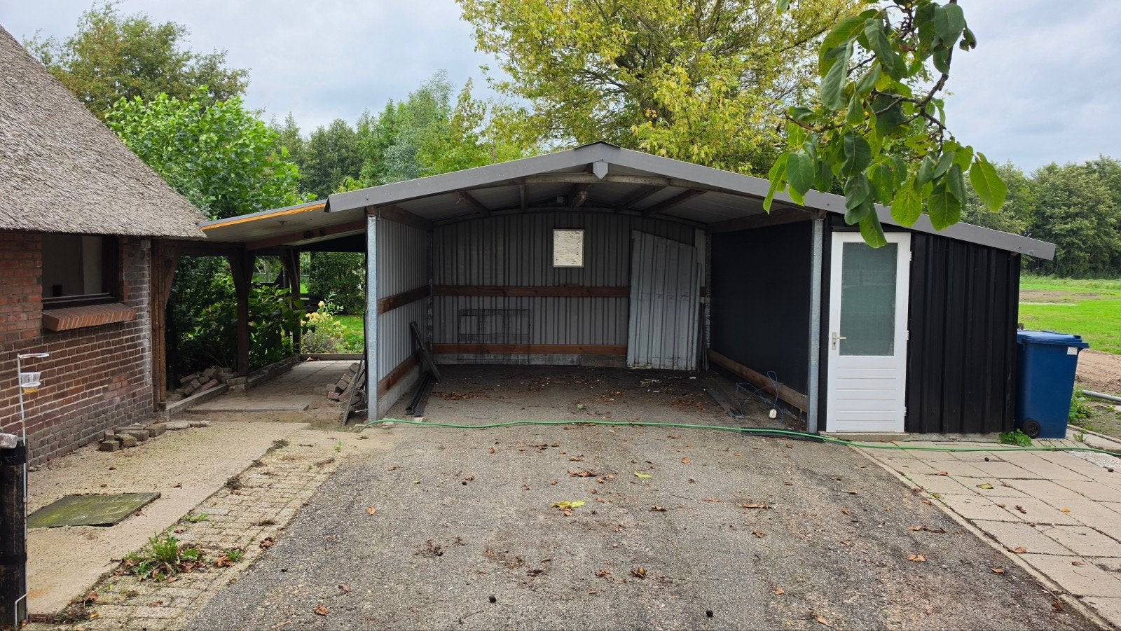 Ruime carport met vorstvrij ruimte te koop