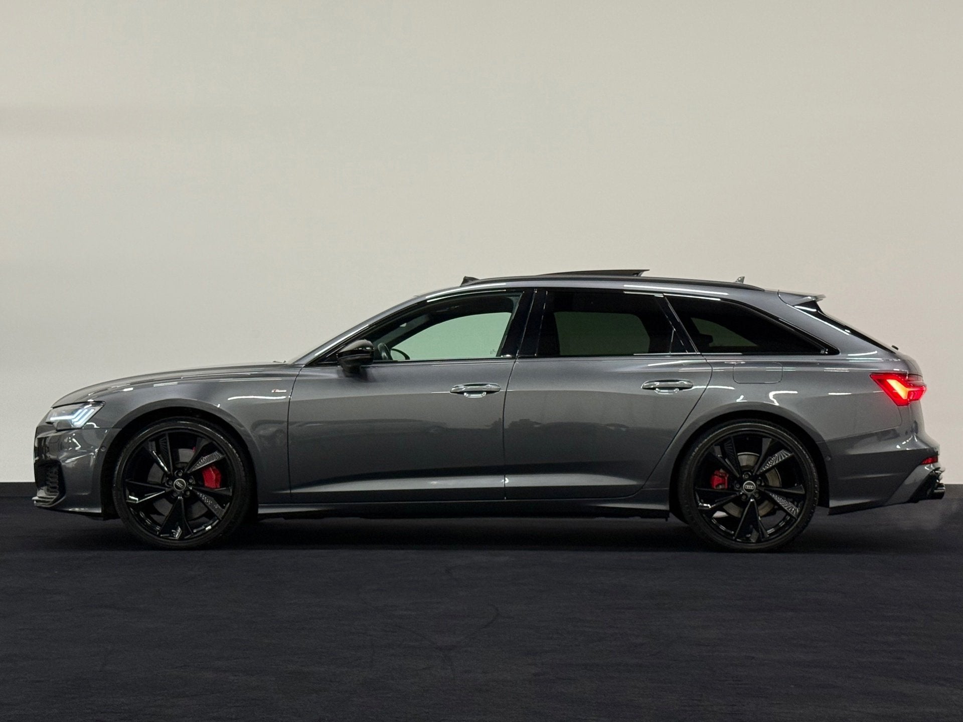 Audi A6 Avant 55 TFSI e quattro S-line S6 Competition ACC Pa, Auto's, Automaat, Gebruikt, Zwart, 4 cilinders