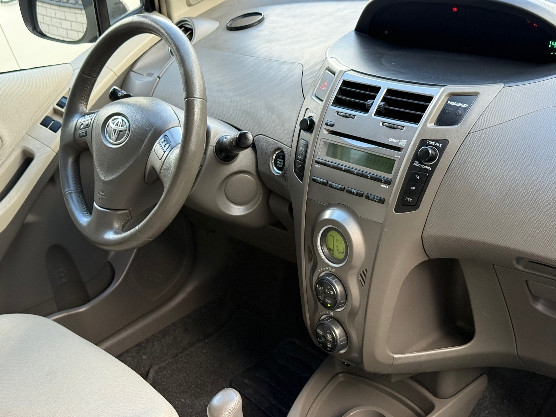 Toyota Yaris 1.3 VVTi Executive Automaat Airco Pdc 5D Nieuwe, Auto's, 750 kg, 4 cilinders, Beige, Bedrijf