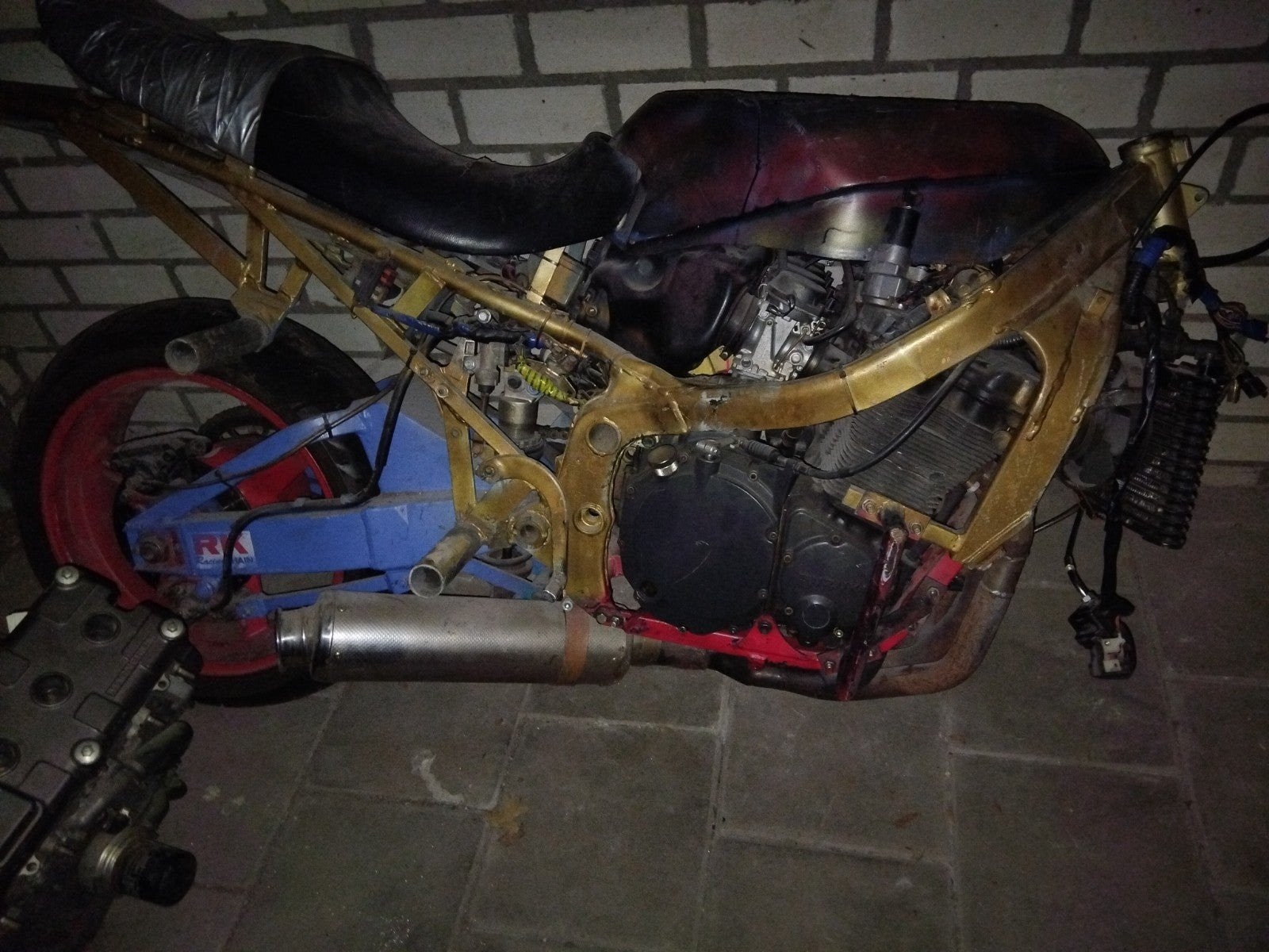 Suzuki GSX1100F onderdelen Motorblok uitlaat gsx 1100, Motoren, Onderdelen | Suzuki, Ophalen of Verzenden, Gebruikt