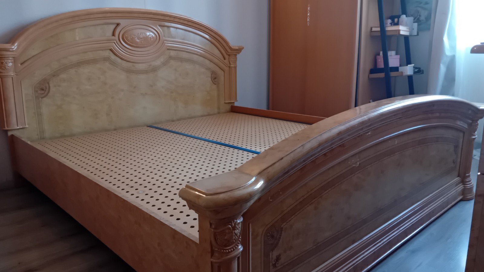 Klassiek tweepersoonsbed met nachtkastjes, Huis en Inrichting, Slaapkamer | Bedden, Gebruikt, Beige, Tweepersoons, Ophalen of Verzenden