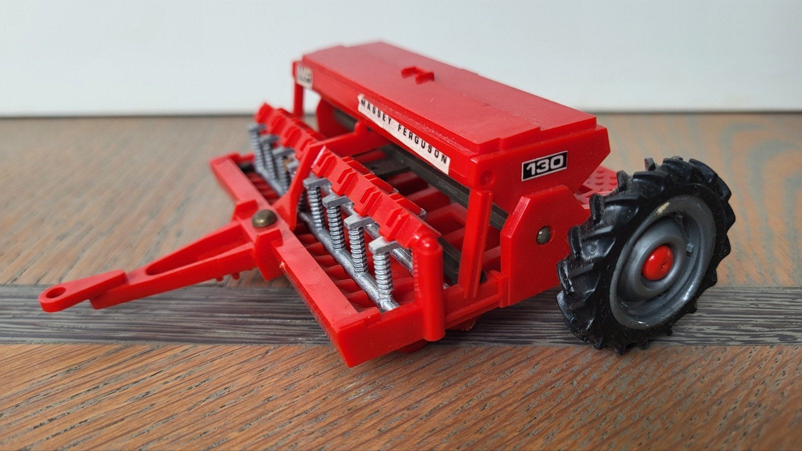 Britains Massey Ferguson 130 zaaimachine (1979), Verzamelen, Ophalen of Verzenden, Zo goed als nieuw