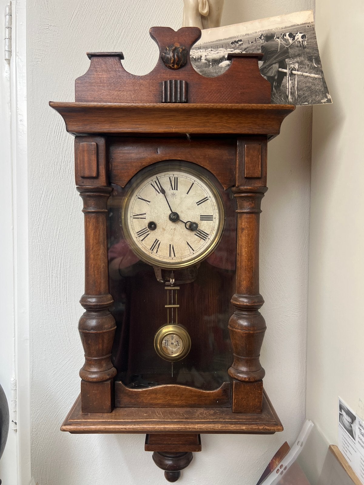 Antieke houten wandklok met slinger, Ophalen
