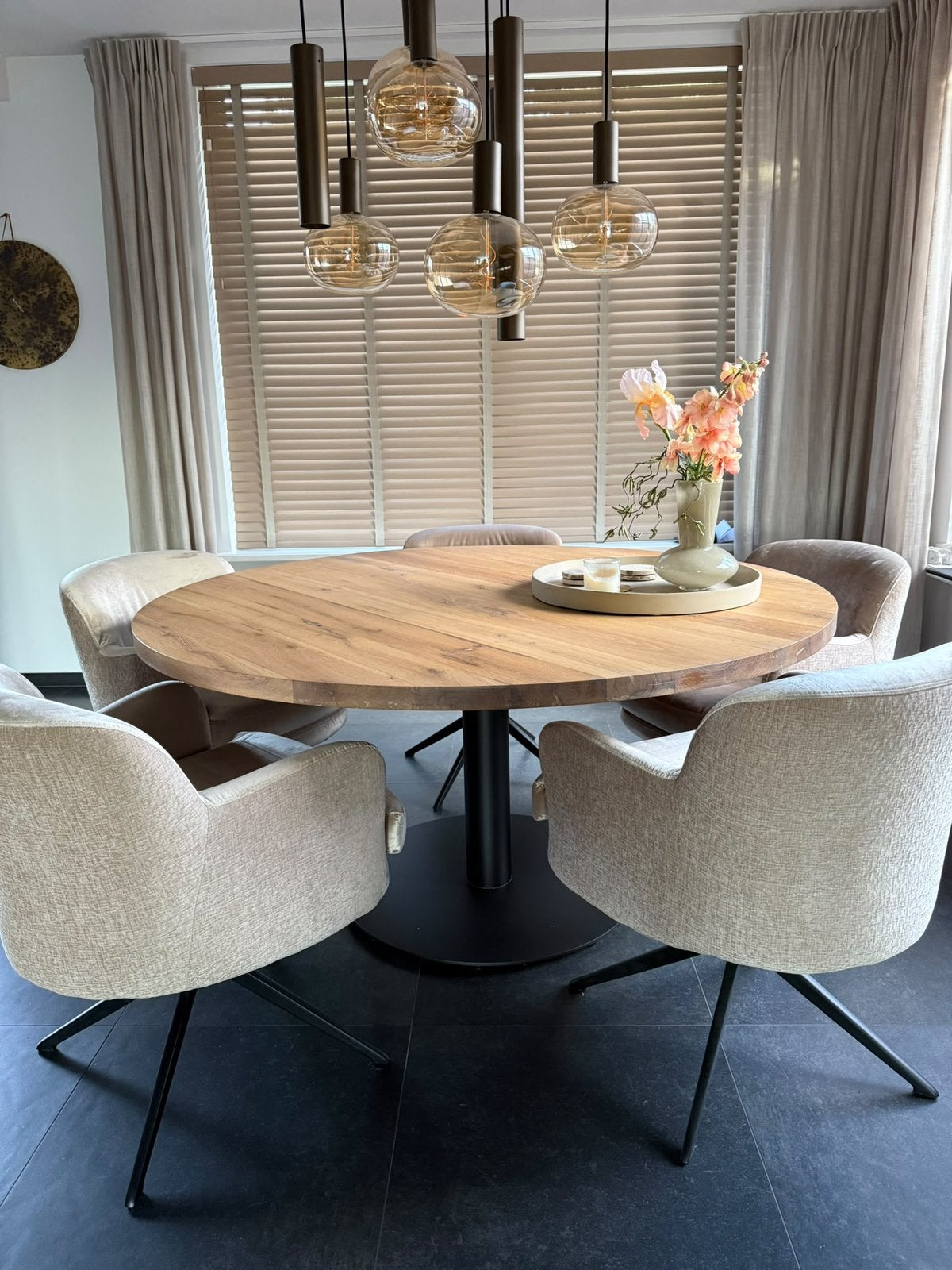 Ronde eettafel met stalen poot - direct af te halen