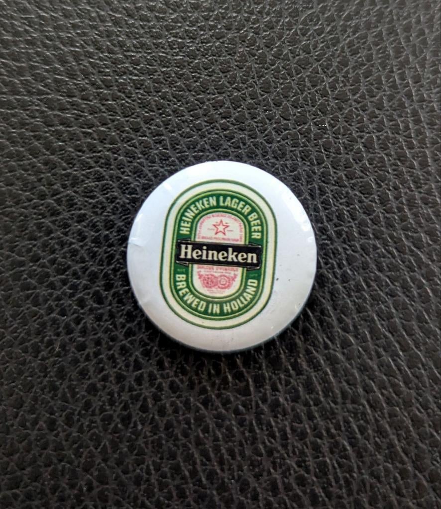 Heineken - 25 mm button/speld/pin - Wit/Groen, Verzamelen, Biermerken, Nieuw, Overige typen, Heineken, Ophalen of Verzenden
