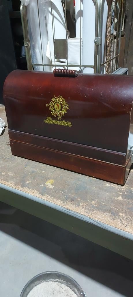 Antieke lewenstein naaimachine, Ophalen