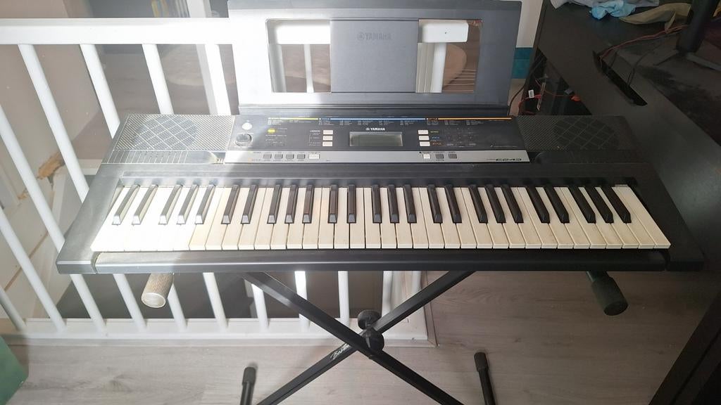 Yamaha keyboard met onderstel en krukje, Muziek en Instrumenten, Keyboards, Ophalen, Gebruikt, 61 toetsen, Yamaha