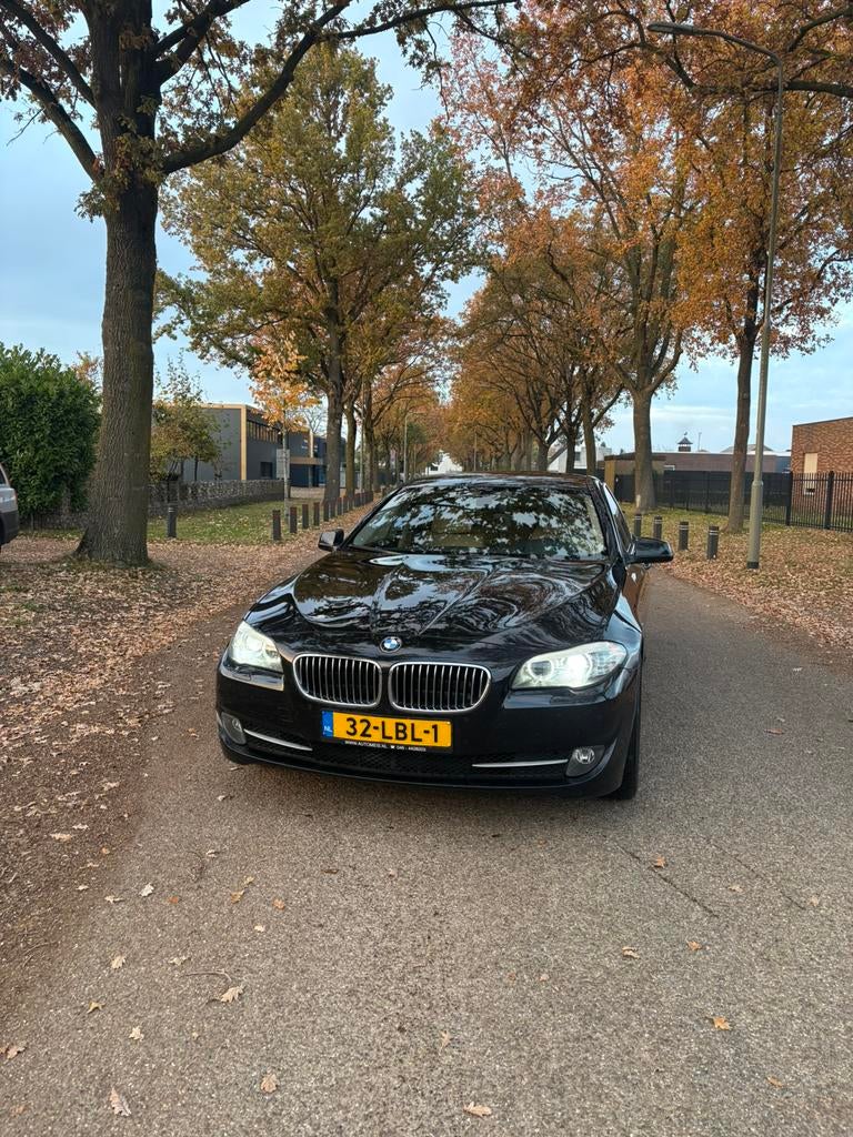 BMW 5-Serie 3.0 I 523 AUT 2010 Zwart, Auto's, Achterwielaandrijving, 2000 kg, Sedan, 750 kg