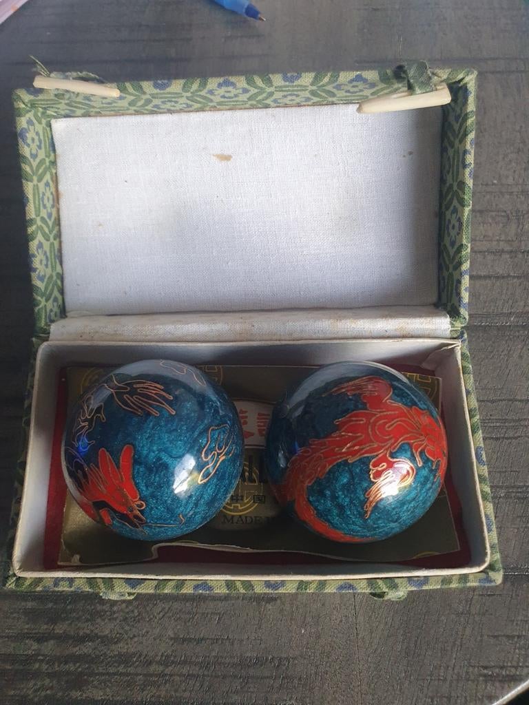 Te koop ying yang ballen in doosje, Ophalen of Verzenden