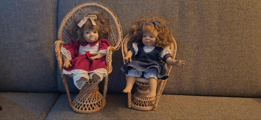 Poppen in rotan stoel, Ophalen, Zo goed als nieuw, Pop