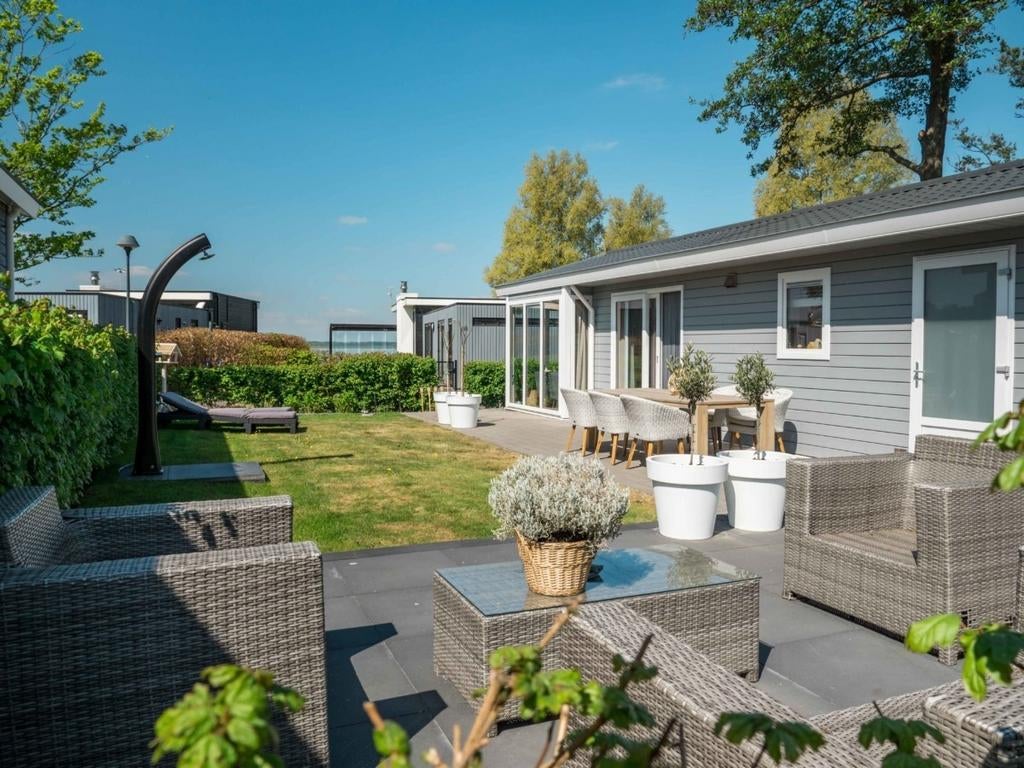 Te huur 4 persoons chalet Bad Hoophuizen aan Veluwemeer., Vakantie, Vakantiehuizen | Nederland