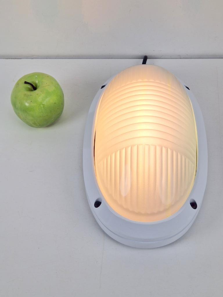 Vintage simes buitenlamp wandlamp metaal glas ’80 italy wit, Tuin en Terras, Buitenverlichting, Wandlamp, Ophalen of Verzenden