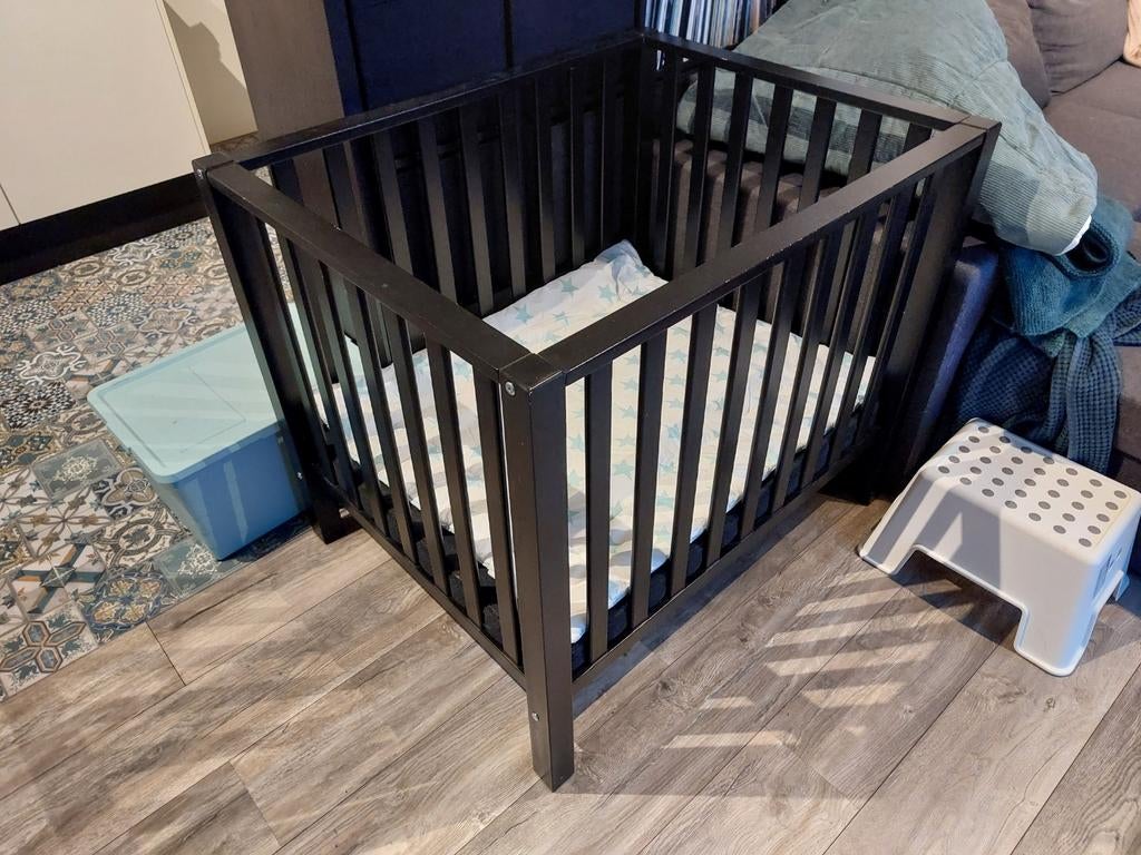 Zwarte box met kleed en matras, Kinderen en Baby's, Boxen, Ophalen, Gebruikt, Rechthoekig, In hoogte verstelbaar