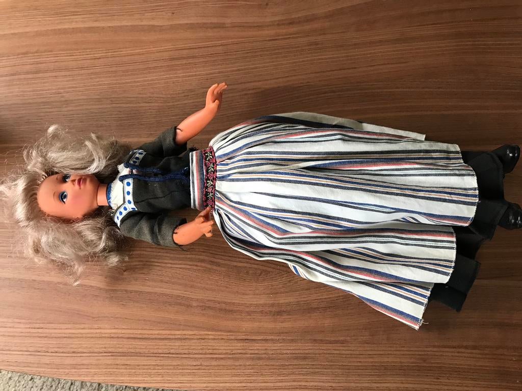 Oude furga pop,klederdrachtpop, Ophalen of Verzenden, Zo goed als nieuw