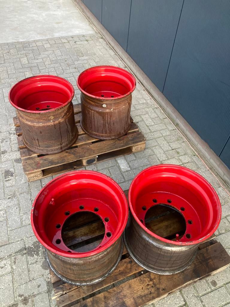 Vier velgen/wielen tbv 24R20,5 rood netjes, Zakelijke goederen, Agrarisch | Onderdelen | Banden, Velgen en Assen, Ophalen