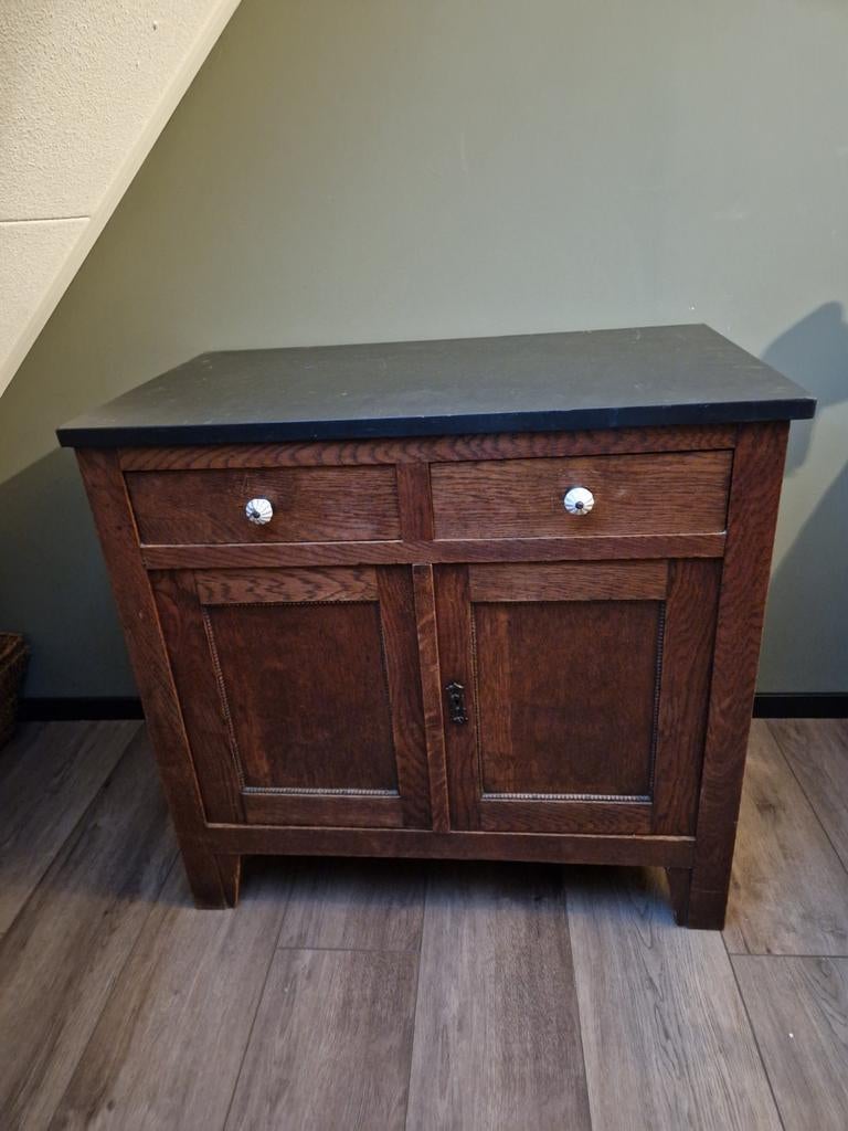 Antiek kastje dressoir commode met zwart hardstenen blad, Ophalen, Gebruikt, 50 tot 75 cm