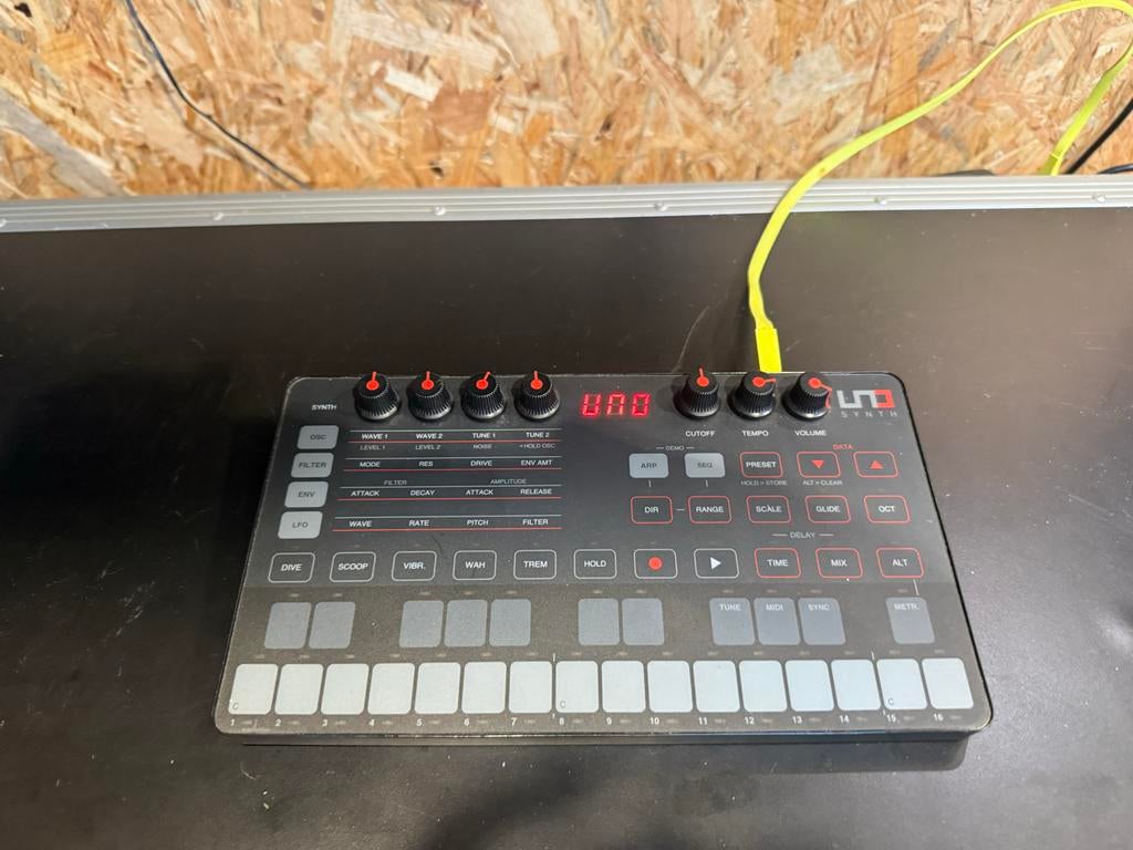 IK Multimedia UNO Synth - Compacte Analoge Synthesizer, Overige merken, Zo goed als nieuw, Met midi-aansluiting, Overige aantallen