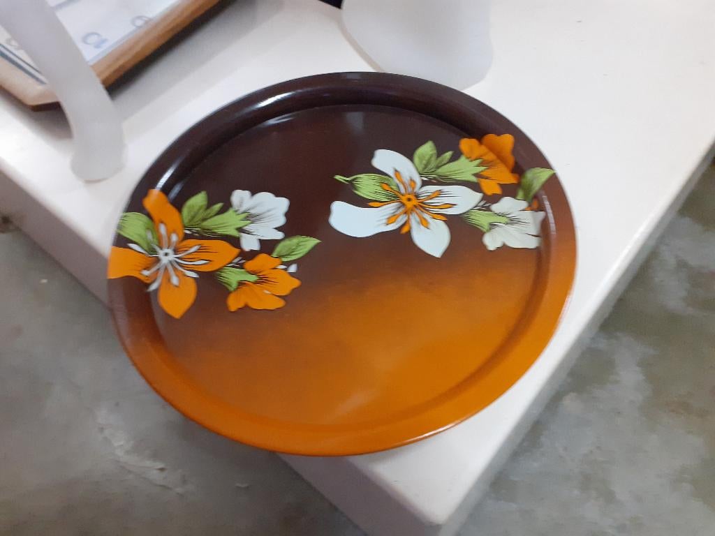 gebloemd oranje bruin dienblad jaren 70 design retro 35 cm, Huis en Inrichting, Gebruikt, Rond, ?, Metaal