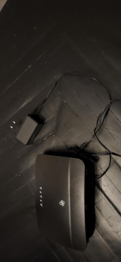 KPN box 12 modem router inclusief adapter zgan bijna gratis, Ophalen of Verzenden, Zo goed als nieuw