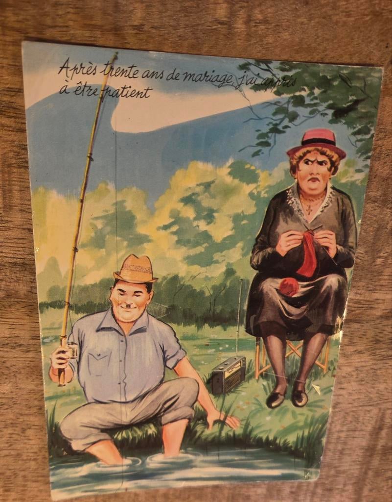 Man aan het vissen terwijl vrouw boos zit te breien, Verzamelen, Ansichtkaarten | Themakaarten, Ongelopen, 1960 tot 1980, Overige thema's