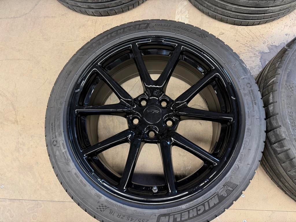 ☀️18 inch origineel Tesla model 3 Aero velgen met banden, Auto-onderdelen, Banden en Velgen, 18 inch, Gebruikt, Banden en Velgen