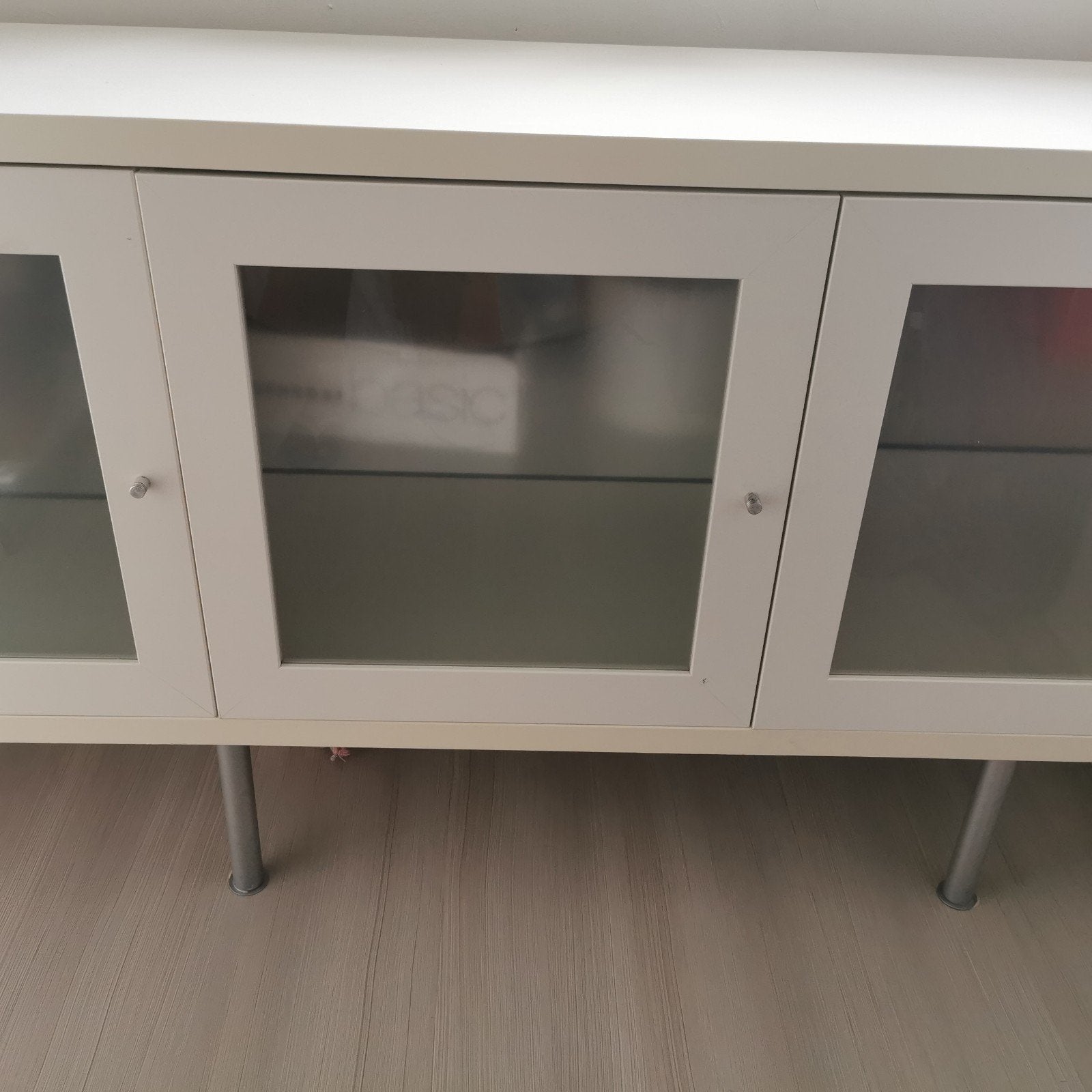 Witte dressoir met glazen deuren en planken, Ophalen, 150 tot 200 cm, Modern, minimalistisch, 25 tot 50 cm