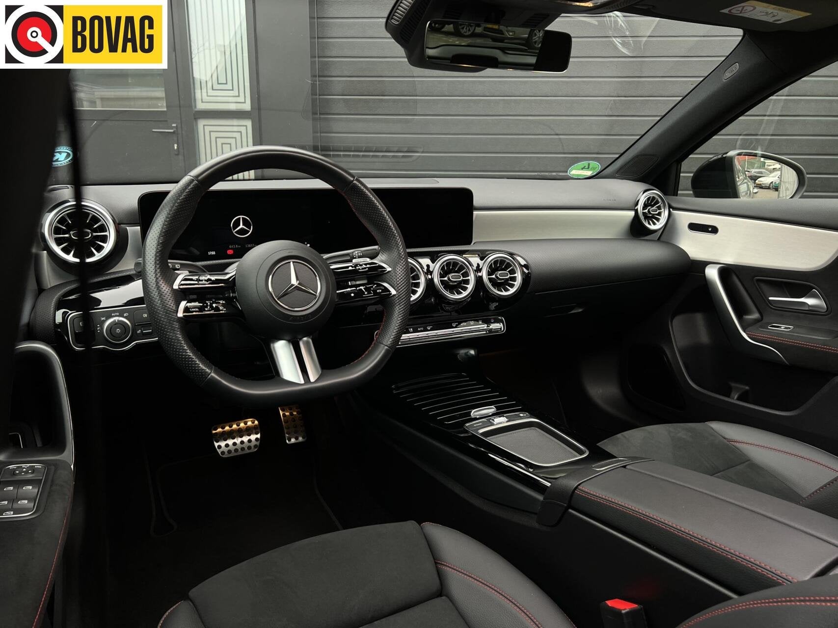 Mercedes A-klasse A 250e AMG|Night|PANO|SFEER|CAMERA, Auto's, Dealer onderhouden, Gebruikt, 4 cilinders, Alcantara