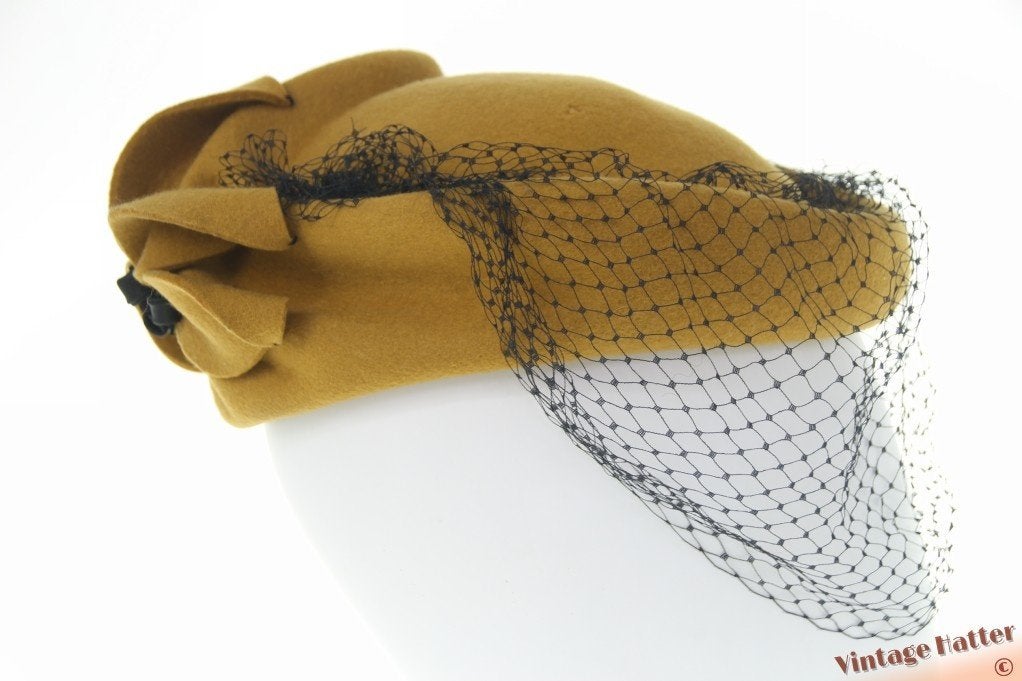 vintage Dames pillbox cocktailhoed mosterdgroen 55-56 = S, Ophalen of Verzenden, Zo goed als nieuw, 55 cm (S, 6⅞ inch) of minder