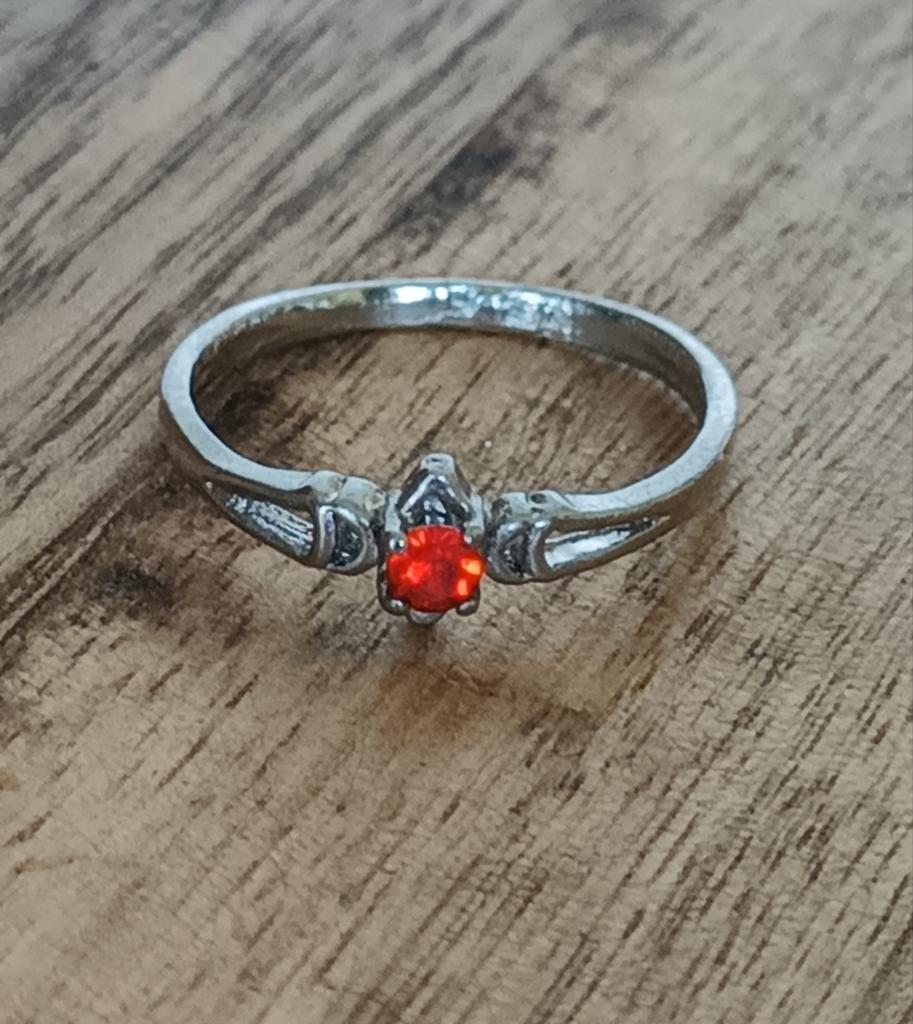 Zilverkleurige ring met rode steen - Maat 17.7, Overige materialen, Ophalen of Verzenden, Zo goed als nieuw, 17 tot 18
