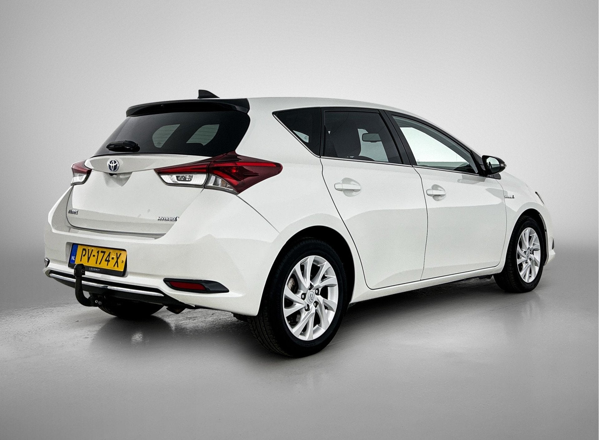 Toyota Auris 1.8 Hybrid Black Edition | Trekhaak | NL auto |, 12 maanden, Gebruikt, 4 cilinders, Wit