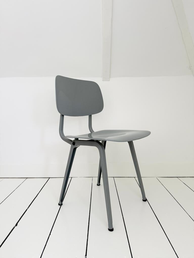 Grijze Ahrend Revolt stoel - design Friso Kramer - IZGS, Design, Ophalen of Verzenden, Zo goed als nieuw, Metaal