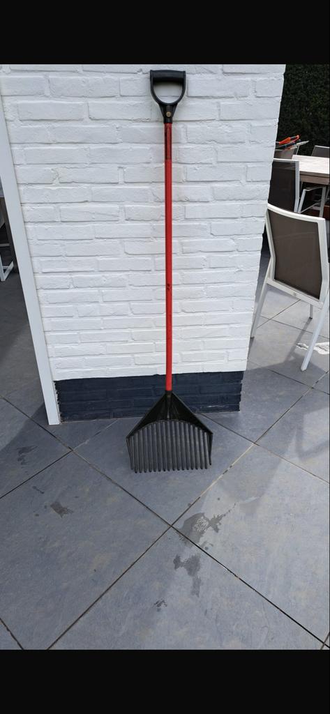 Stevige kunststof riek met rode steel, Tuin en Terras, Hand-tuingereedschap, Gebruikt, Hark, Ophalen of Verzenden