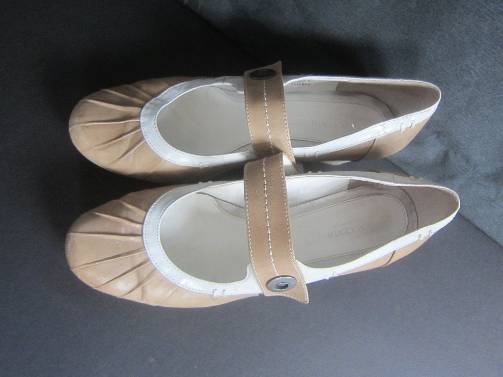 retro dames schoenen wit accent artistiek leder fifties pump, Kleding | Dames, Pumps, Beige, Ophalen of Verzenden, Zo goed als nieuw