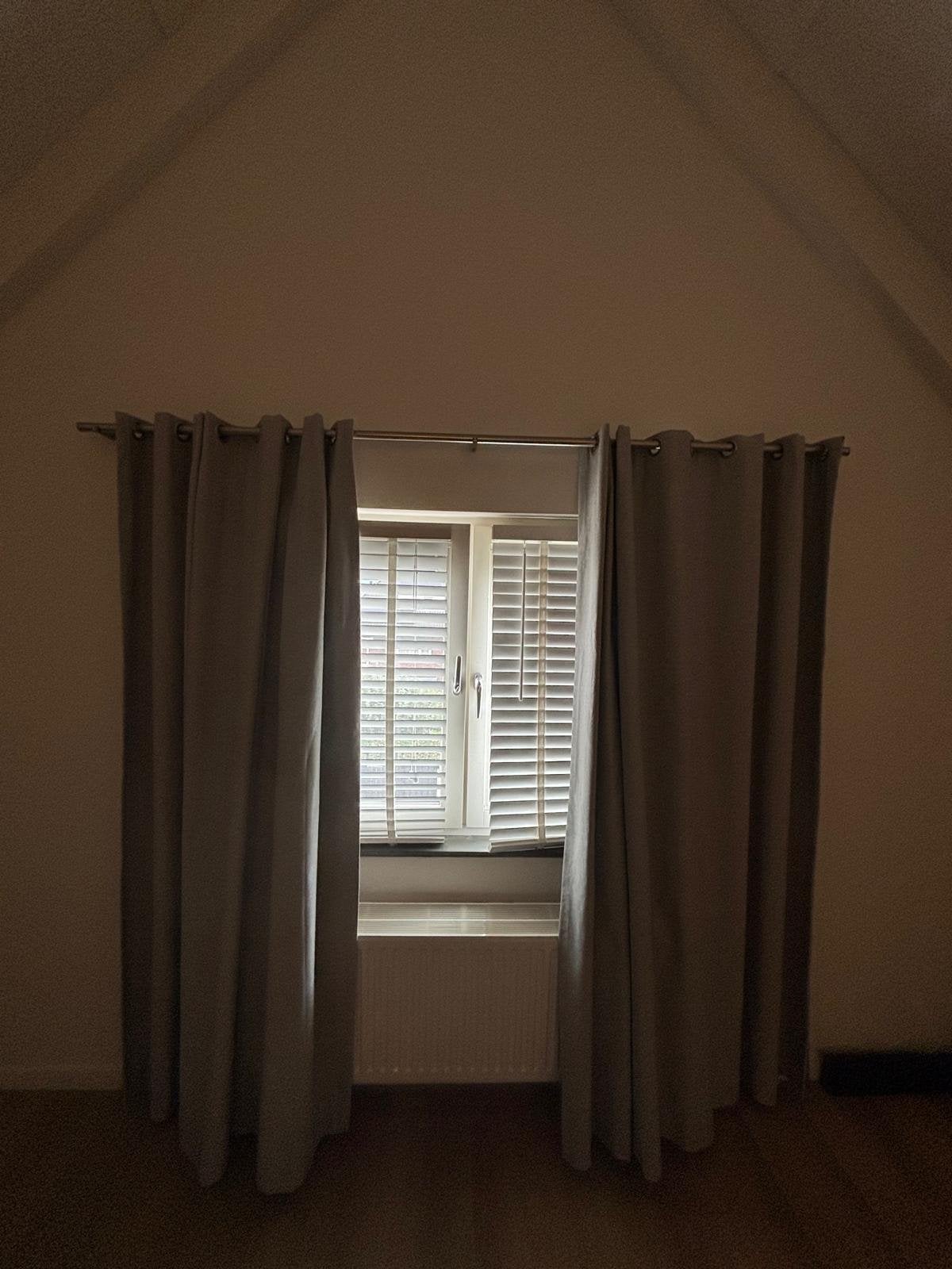 Grijze verduisterende & isolerende gordijnen 140x225 cm, Huis en Inrichting, Stoffering | Gordijnen en Lamellen, Isolerend, Gebruikt