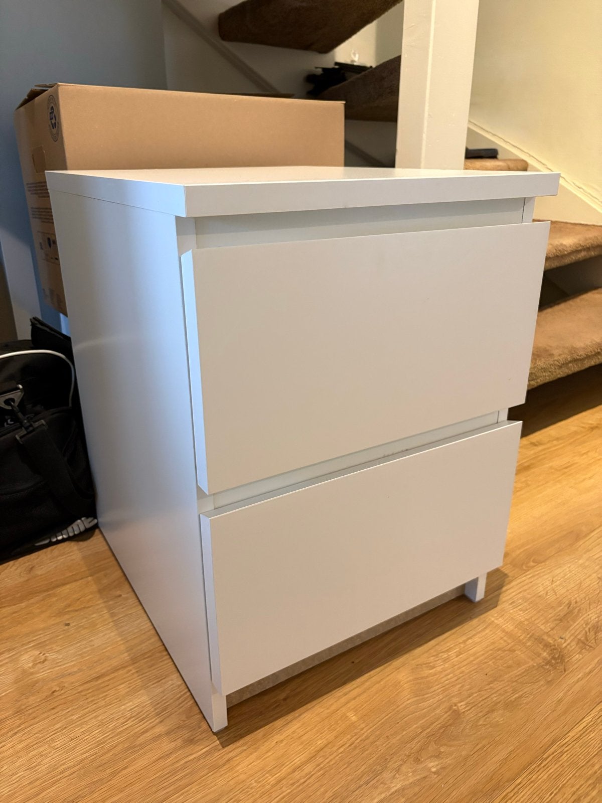 Wit nachtkastje met twee lades - kleine gebreken, Ophalen, Gebruikt, 55 tot 70 cm, 45 tot 65 cm