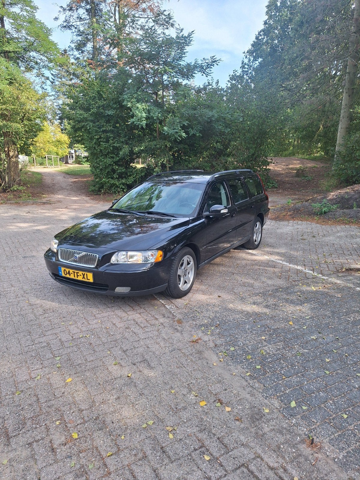 Volvo V70 2.4 140PK 2006 Zwart nieuwe apk en distributieriem, Auto's, Volvo, Voorwielaandrijving, Dealer onderhouden, 1800 kg