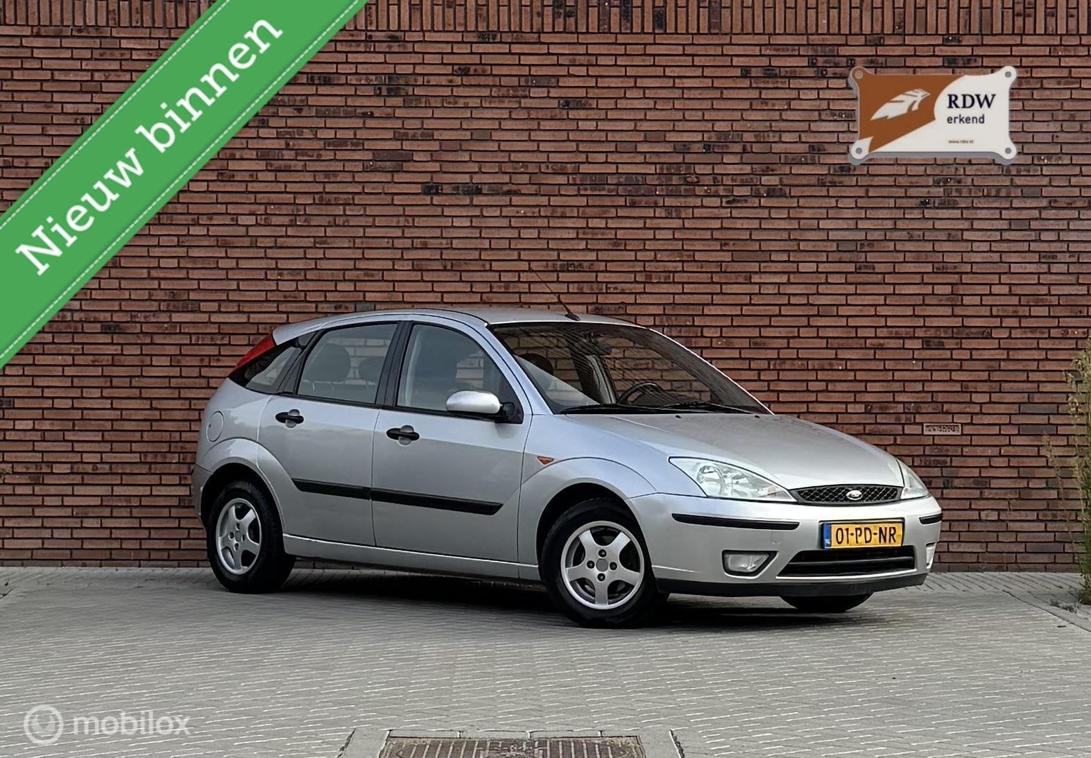 Ford Focus 1.6-16V FuturaAutomaat,CarPlay,Clima, Auto's, 1596 cc, 101 pk, Gebruikt, Zwart